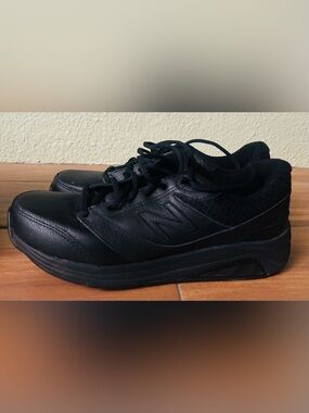 New Balance 928v3 in 
Black Leather Tennis Shoes Size: 9